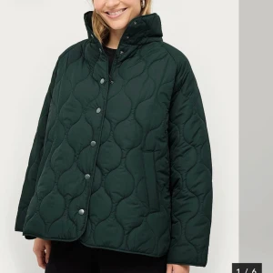 Grön quiltad jacka - Såååå snygg jacka! I jätte bra skick!❤️