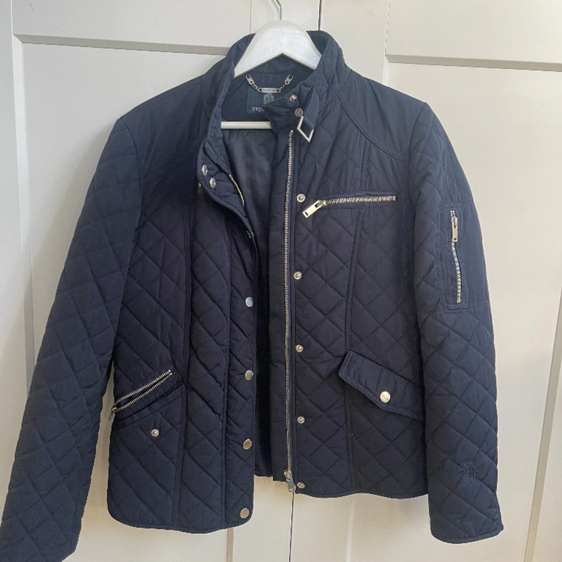 Jacka med märke Stockh LM