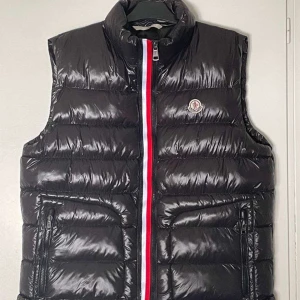 Moncler väst - Säljer/byter åt min kille.