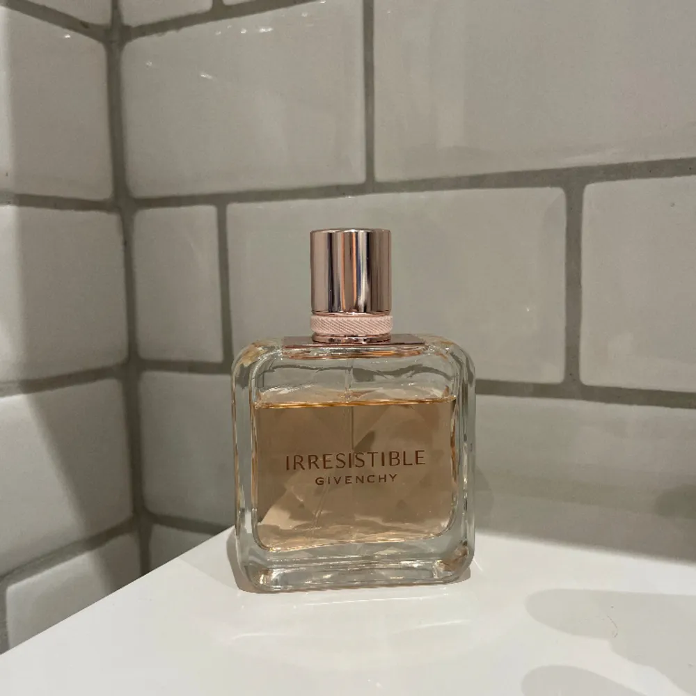 Säljer denna otroliga parfymen ifrån Givenchy. Nästan full! Mera info på bild 2 🤍Nypris 1185kr. . Accessoarer.