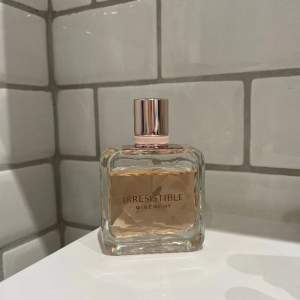 Säljer denna otroliga parfymen ifrån Givenchy. Nästan full! Mera info på bild 2 🤍Nypris 1185kr. 