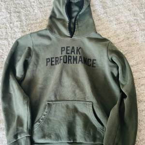 Olivgrön hoodie Peak performance storlek 170