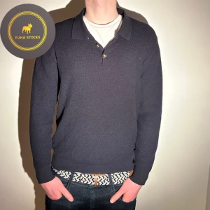 John Henric Tröja  - | John Henric Tröja | Skick 7/10 | Strl M men passar S | Pris 299 | Modellen på bilden är ca 180 | Hör av dig vid minsta intresse!