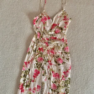 ZARA viral midiklänning med rosor i viskos och linneblandning - Otroligt vacker klänning från ZARA i 88% viskos och 12% linne. Använd en gång, har råkat få upp stygnen två cm vid slitsen men har sytt ihop det snabbt med tråd. I övrigt utan anmärkningar.