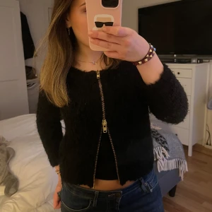 Bruuns bazaar kofta - Pris kan diskuteras! Säljer denna jättefina koftan ifrån Bruuns Bazaar för ungefär 550kr! Funkar även som tunn jacka till våren! Koftan är båtringad och lite kortare i ärmen. Tveka inte på att skriva privat om du har frågor!🩷