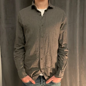 Massimo dutti skjorta - Sällsyn skjorta från Massimo Dutti.  Snygg grå färg i storleken S. Skick 9/10, nyskick efter strykning. Vid fler frågor, skriv gärna privat // AR