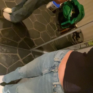 Lågmiddjade jeans  - Säljer mina ljusblå lågmidjade jeans då dom inte kommer till andvändning längre 💗