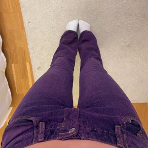 Lila lågmidjade jeans! - Snygga lila lågmidjade jeans! Kommer tyvärr inte till användning längre💗💗