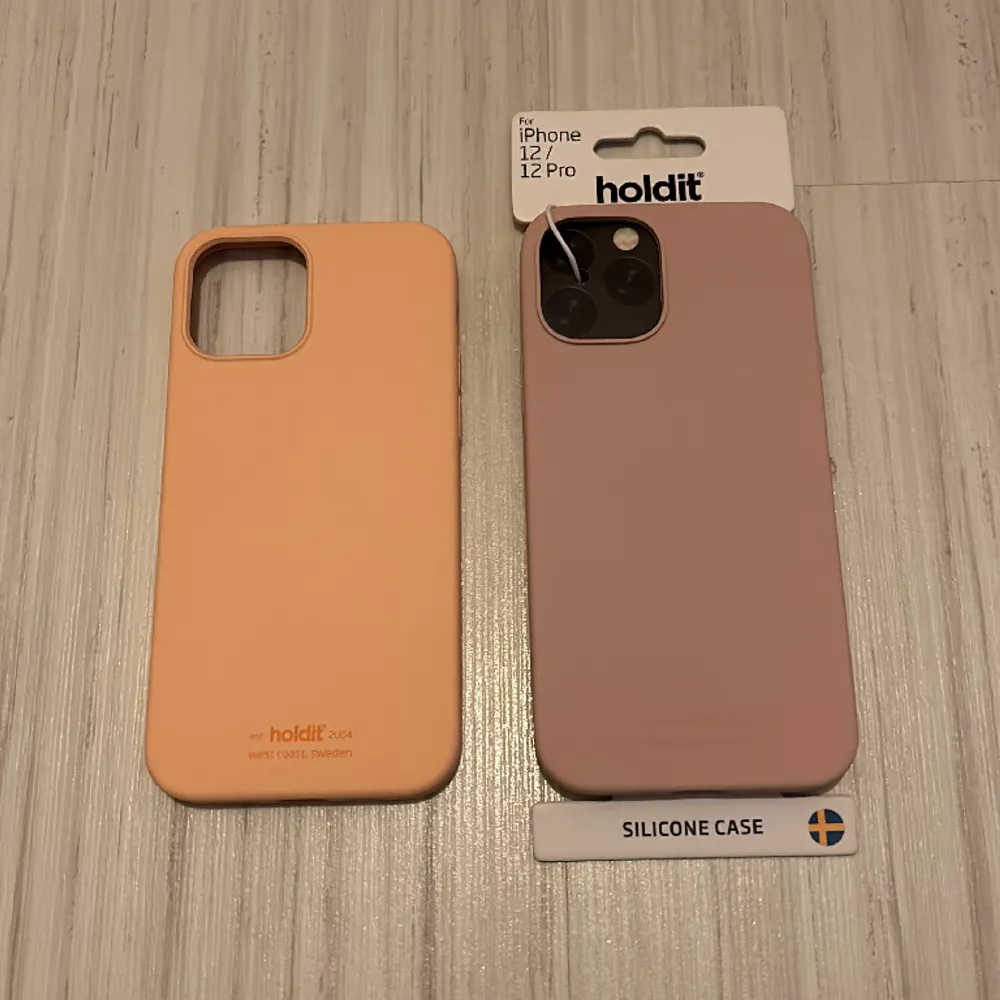 Säljer två stycken mobilskal från Holdit. De båda passar till iPhone 12 och även 12 PRO. Skalet till höger är helt nytt. Säljer för 60kr/st.  FRAKT TILKOMMER!  Skickar ENDAST i kuvert. . Övrigt.