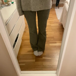 Grön/grå lågmidjade jeans! - Snygga lågmidjade gröna jeans som jag köpte second hand i Köpenhamn i somras!!💗jag är 178cm lång