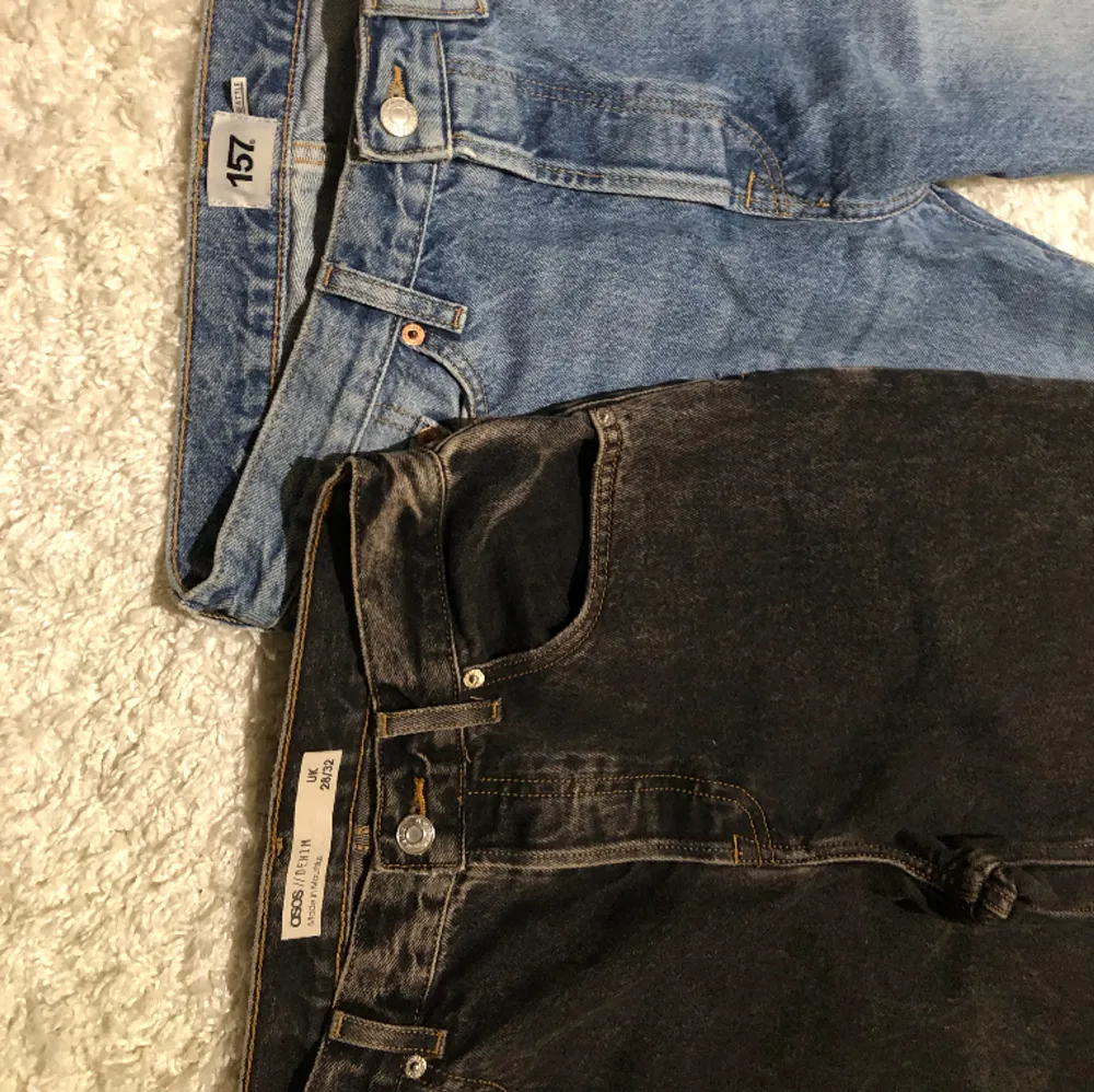 2 par Jeans i blå och mörkgrå. Dom är raka i modellen Storlek 28/32 och 29/32. 60kr/st eller båda för 100. Jeans & Byxor.