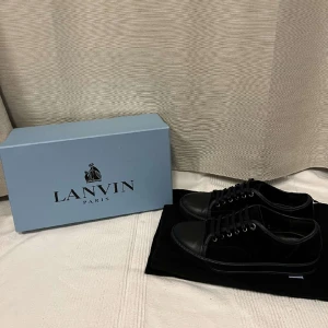 Lanvin - Hjälper min kille att sälja hans marinblåa Lanvin DBB1. De är i super skick, pedant skötta och väl omhändertagna. Orginallåda och dustbag följer självklart med. Säljes på grund av att de ej kommer till användning 😊