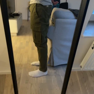 Cargo byxor - Snygga mörkgröna Cargos Modellen är 178cm 72kg Utmärkt skick