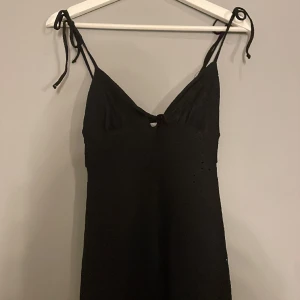 Klänning  - super snygg klänning som passar till många tillfällen! Säljer då den är lite för liten 