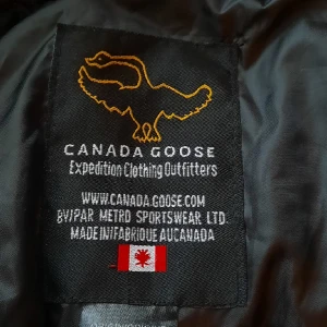 Canada Goose Jacka - Svart Canada Goose jacka i bra skick. Jackan är en gammal model men ser väldigt fin ut.