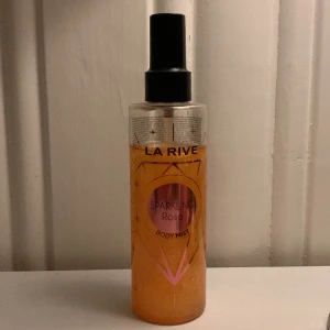 Body mist - Lite använd men annars bra skick. Sparkling Rose.✨