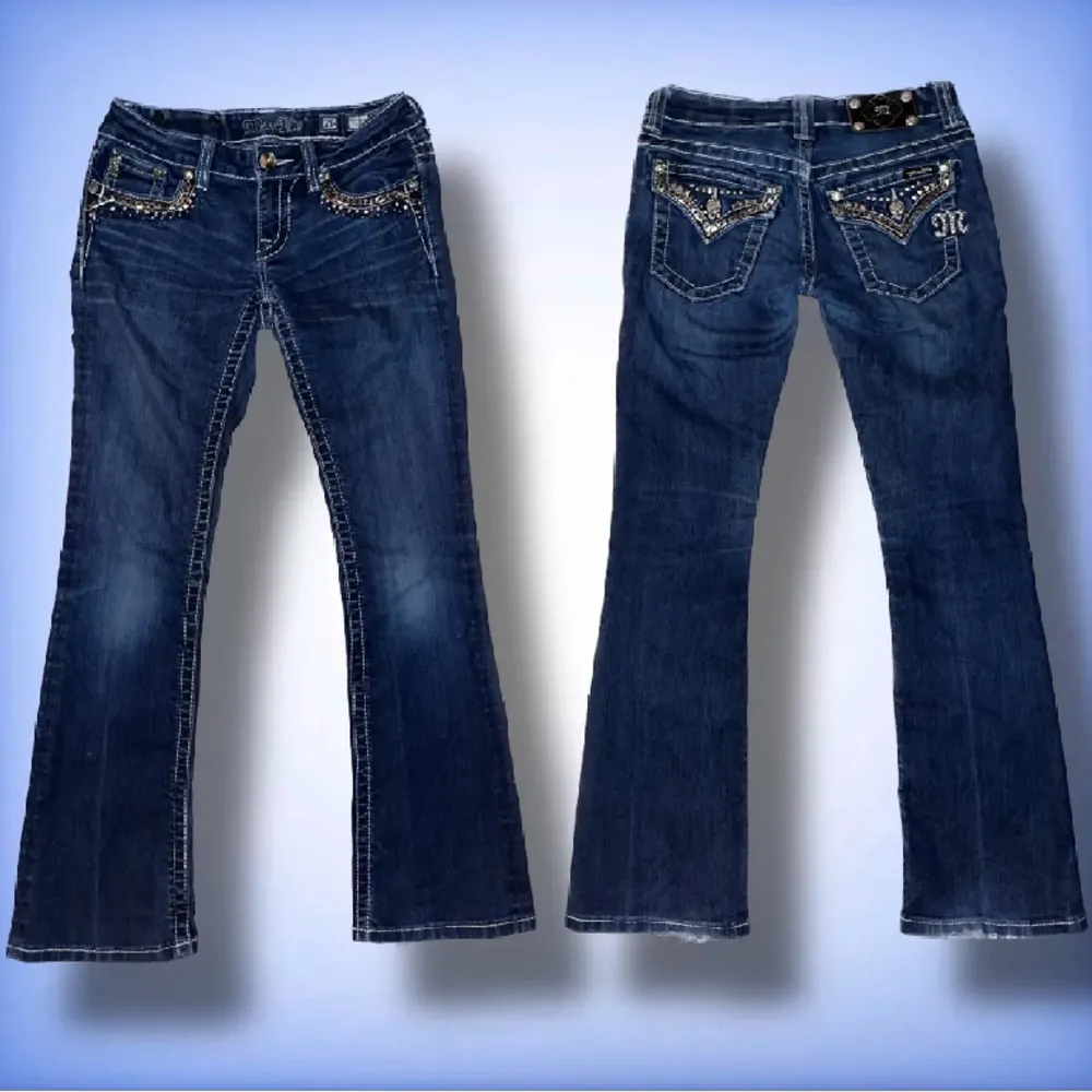 Intressekoll på dessa miss me jeans!! Köpta från JeansAndStuff här på Plick. Jag har sprättat upp de för att de ska bli längre, samt så är de lite slitna längst ner men inget så märks när man har på sig de. Skriv privat för midjemått osv❤️❤️. Jeans & Byxor.
