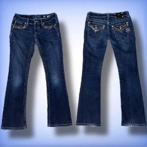 Miss me jeans  - Intressekoll på dessa miss me jeans!! Köpta från JeansAndStuff här på Plick. Jag har sprättat upp de för att de ska bli längre, samt så är de lite slitna längst ner men inget så märks när man har på sig de. Skriv privat för midjemått osv❤️❤️