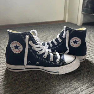 Mörkblå Converse  - Säljer mina nya converse som jag enbart använt 2 gånger. Säljer för 300kr och frakt.