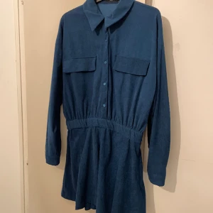 Blå klänning - Nyskick, endast provad då den är lite liten i storleken. Inte stretchiga material.