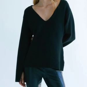 Tröja  - Säljer denna tröjan från H&M, den är använd ett fåtal gånger så den ser ut som ny🥰köpt för 349