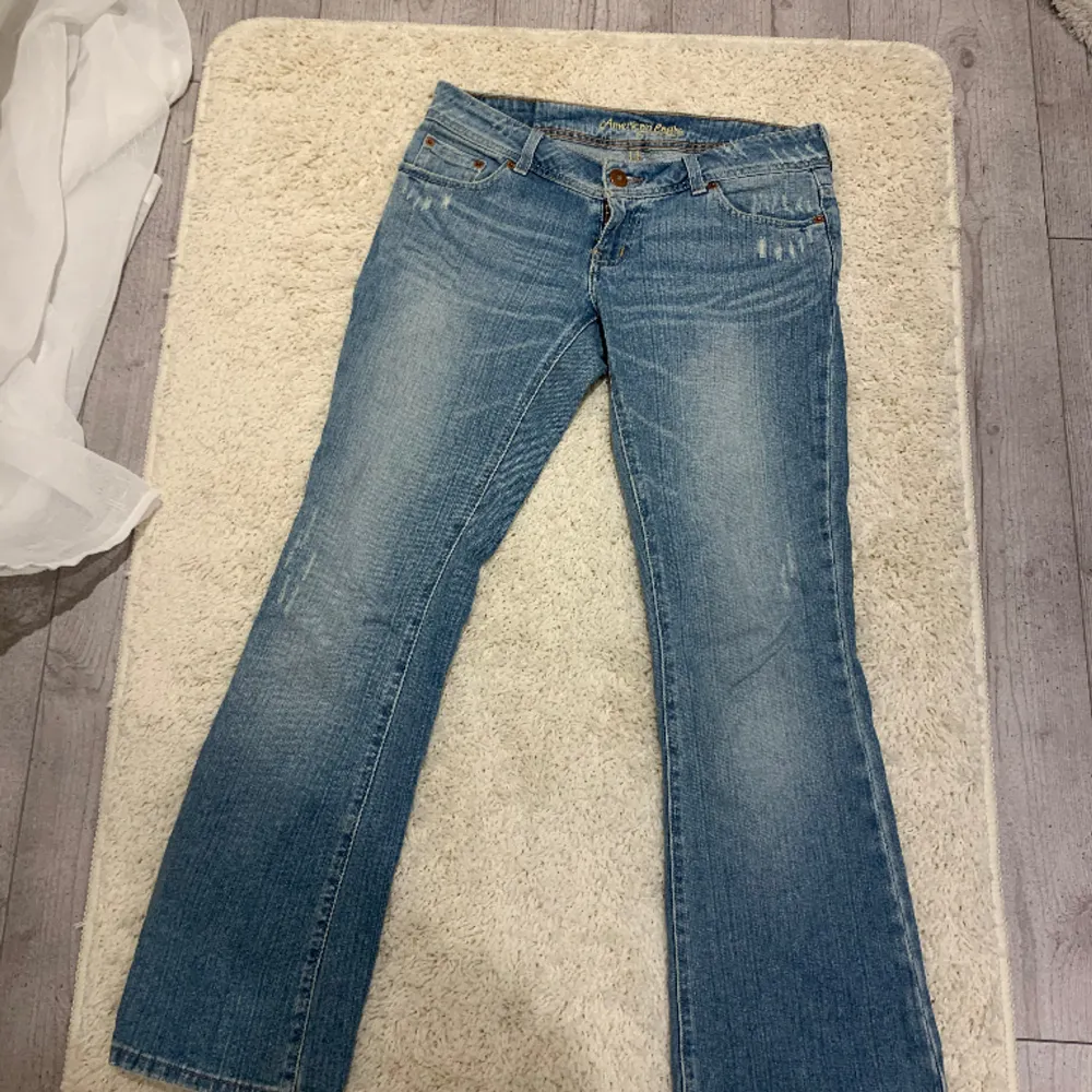 Säljer dessa super snygga American Eagle jeans då de inte passade mig😕 (Snabbköp=300kr). Jeans & Byxor.