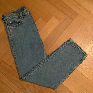 Ett par blåa jeans från Weekday passform regular fit. Gott skick bra använda ett par gånger. Pris kan diskuteras 