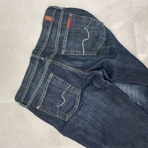 Lowwaist jeans - Lågmidjade och raka jeans köpte second hand❤️