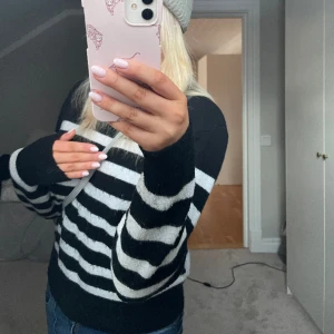 Randig stickad tröja - Säljer denna stickade tröja från H&M. lite smått nopprig men ej något jag tänkt på❤️ storlek XS