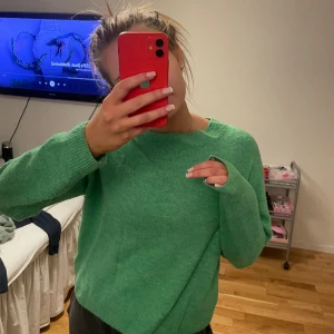 Grön stickad tröja  - En sååå fin färg på stickad tröja, jätte fin på sommaren, tyvärr blviit lite liten för mig 🤞🏼