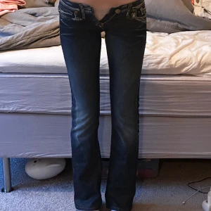 Y2k Lågmidjade bootcut - Jag är 180 och dom sitter perfekt i längden på mig. Köpte på sellpy men dom var för små så kan inte knäppa dom. Midjemåttet är 72 cm