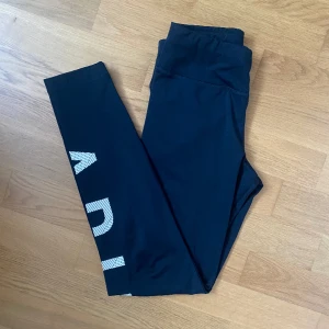 träningstights från adidas - träningstights från adidas🙏🏼 det står adidas längs ena benet samt är en logga på baksidan av tightsen💕