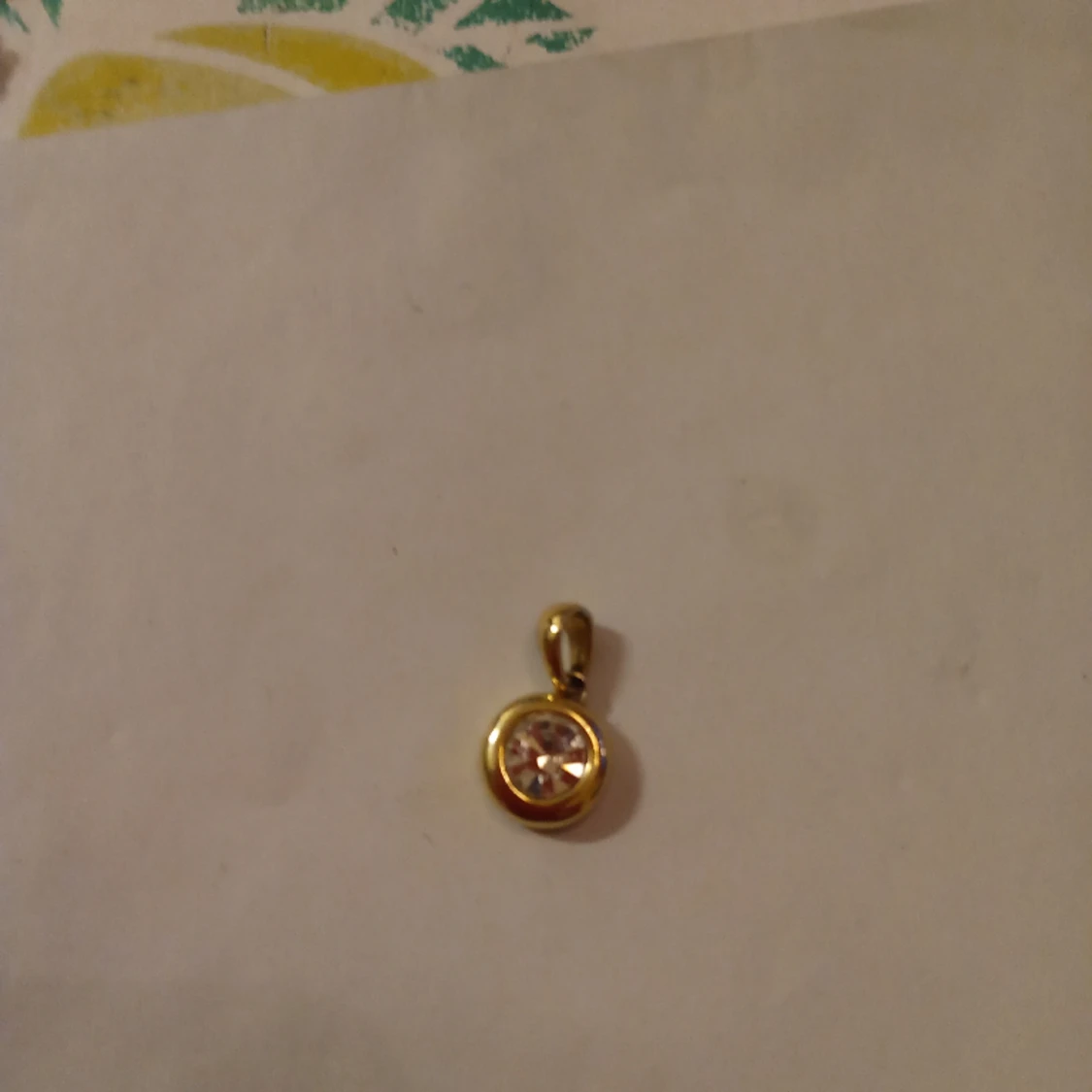 Hänge runt med vit sten guldfärgad  - 90