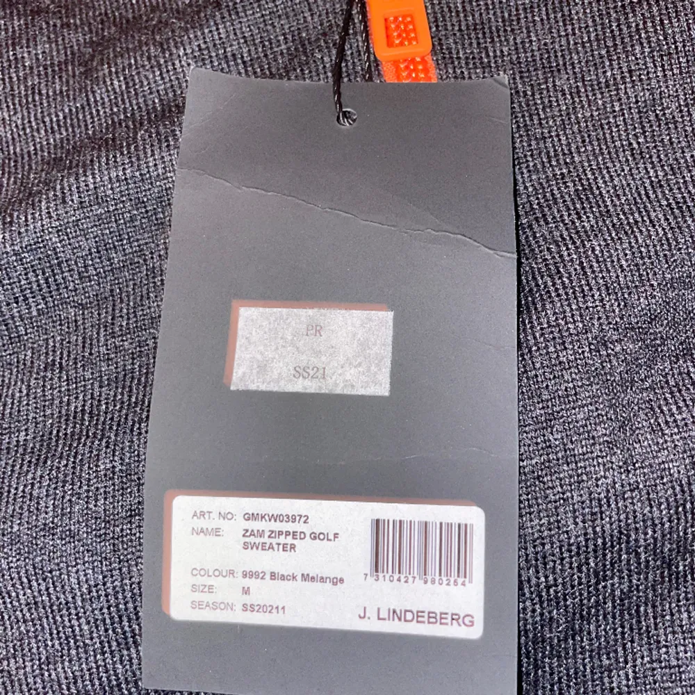 En väldigt fin half-zip tröja från ”J.Lindeberg” i nyskick. Lappen sitter fortfarande kvar. Skriv om ni har några funderingar (Pris kan diskuteras).. Tröjor & Koftor.
