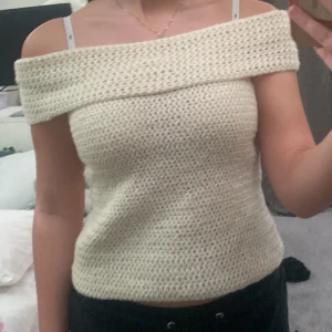 Off shoulder topp - Virkad off shoulder topp, säljer då den är liite för liten för mig vid axlarna