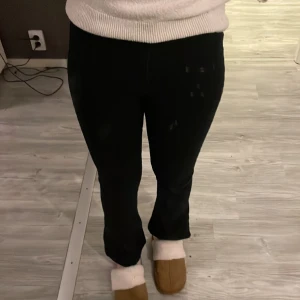Svarta bootcut byxor - Bra skick, stretchiga, dem är för tajta för mig så de därför dem ser lite skinny ut men i botten ser man att de är bootcut