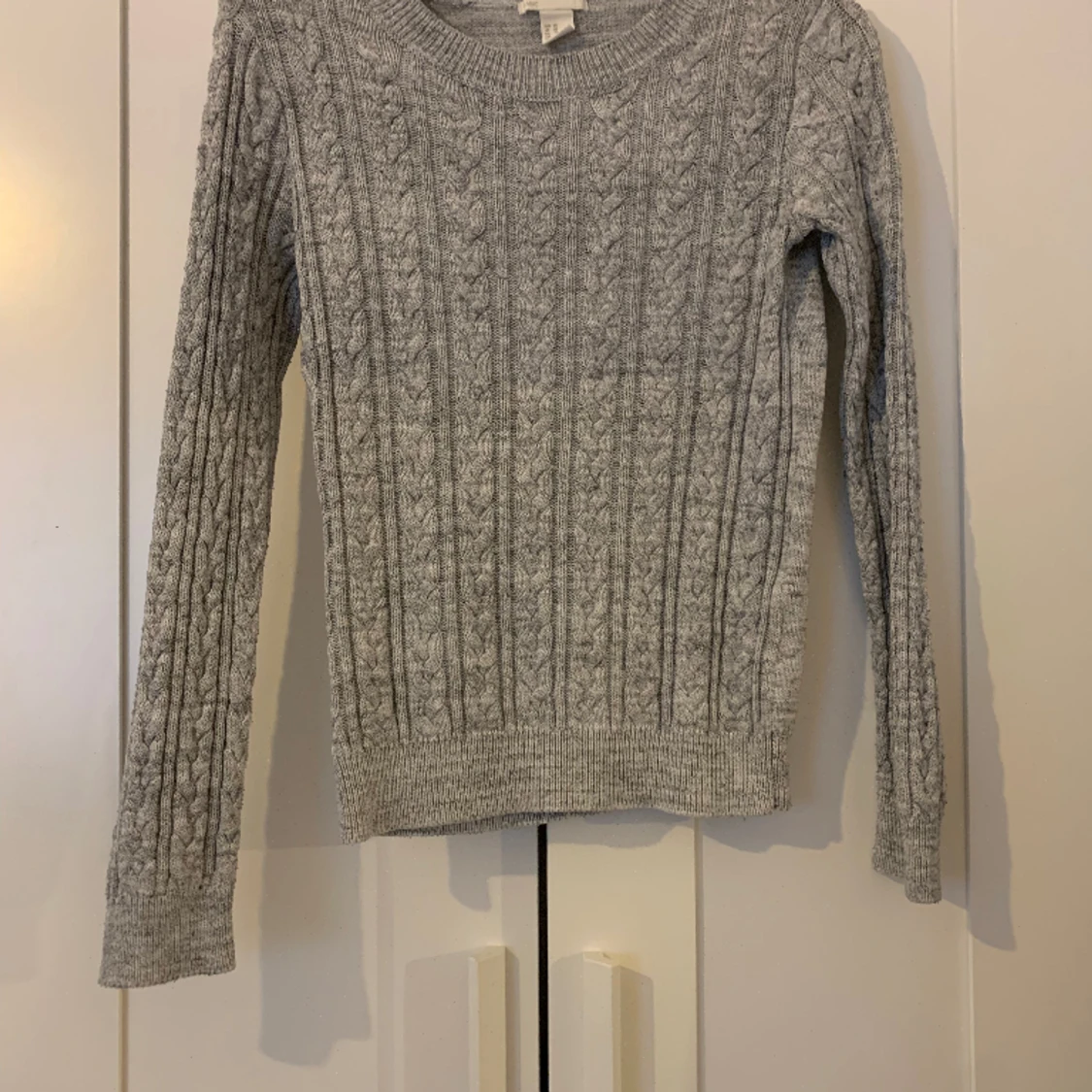 Ljusgrå, stickad tröja från H&M