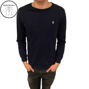 Ralph lauren tröja - Tjo säljer nu min asfeta Ralph lauren tröja. Modellen är 73kg och 180cm och den sitter skitbra och har normalt m/s i storlek! Storleken är motsvarande en M storlek i vuxenstorlek då den är storlek Xl i barnstorlek! Hör av dig vid minsta bekymmer🙌