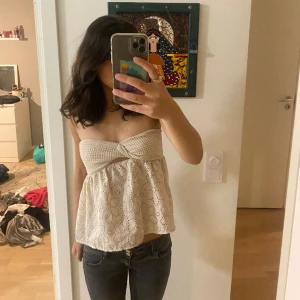 Topp - En jättevacker topp från shein. Använd ett par få gånger då den inte kommer till användning längre. Den är jättevacker att ha på sommaren och våren!💞💞