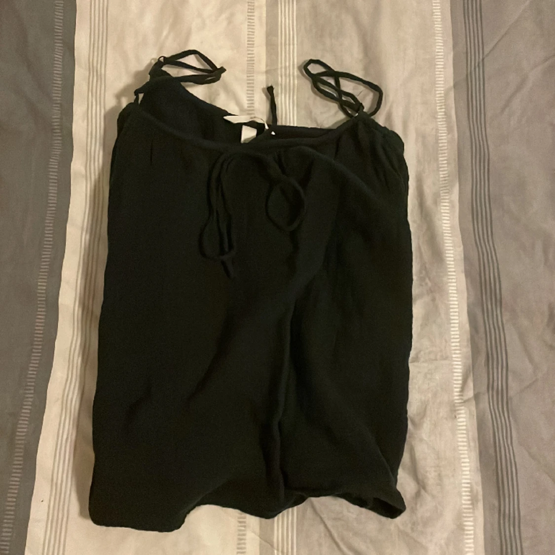 Svart linne med rosett framme  - 90