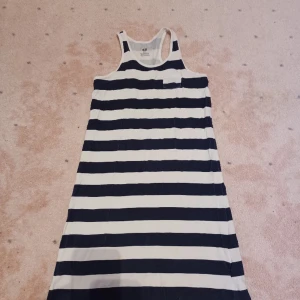 Jättefin blåvit randig klänning  - Säljer denna jättefina blåvita randiga klänningen då den inte används längre. Skicket är använt men bra och har inga defekter. Storlek 134-140 men passar mig som brukar ha xs eller s också. Köparen står för frakten och ansvarar ej för postens slarv(: