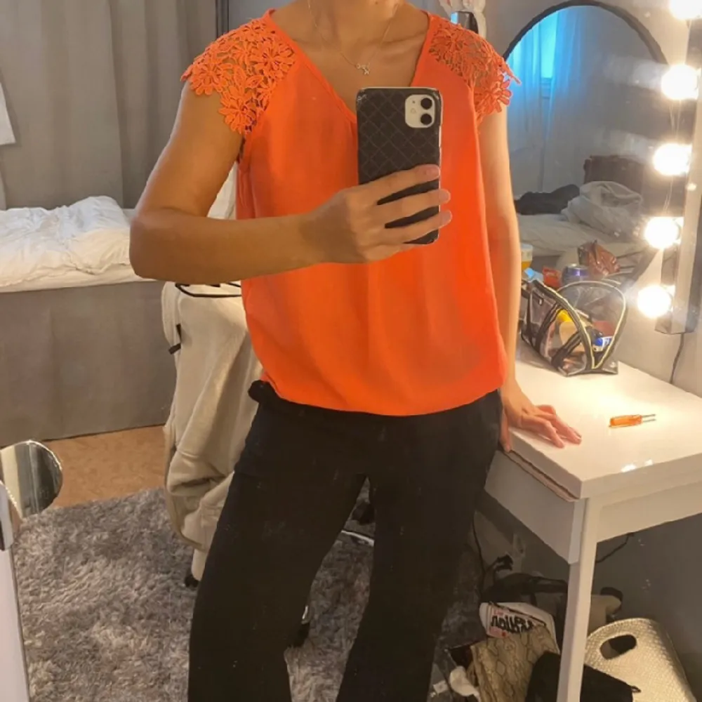 Så fin blus som inte kommer till användning 🧡. Blusar.