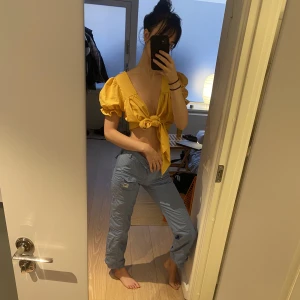 Knytblus - Knytblus. Blus med puffärmar. Gul.