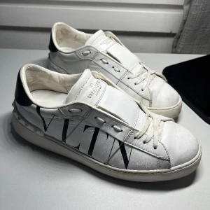 Valentino skor - Säljer Valentino skor då de inte kommer till användning! Använda en hel del men är i bra skick! Hör av er vid frågor! <3