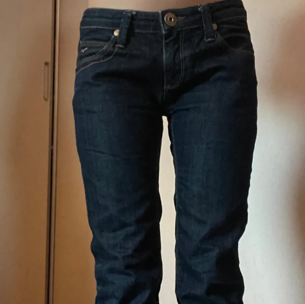 Ett par vackra unika jeans i en mörkare färg, lowrise vintage . Jeans & Byxor.