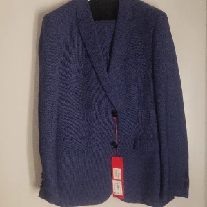 Hugo Boss Kostym - Helt ny oanvänd Hugo Boss kostym i stl 52. Nypris 5500kr 