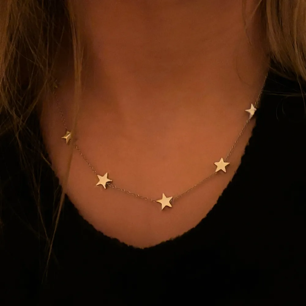 Ett superfint silvrigt halsband med stjärnor från Edblad! Aldrig använt och säljer då jag bara använder guld. . Accessoarer.