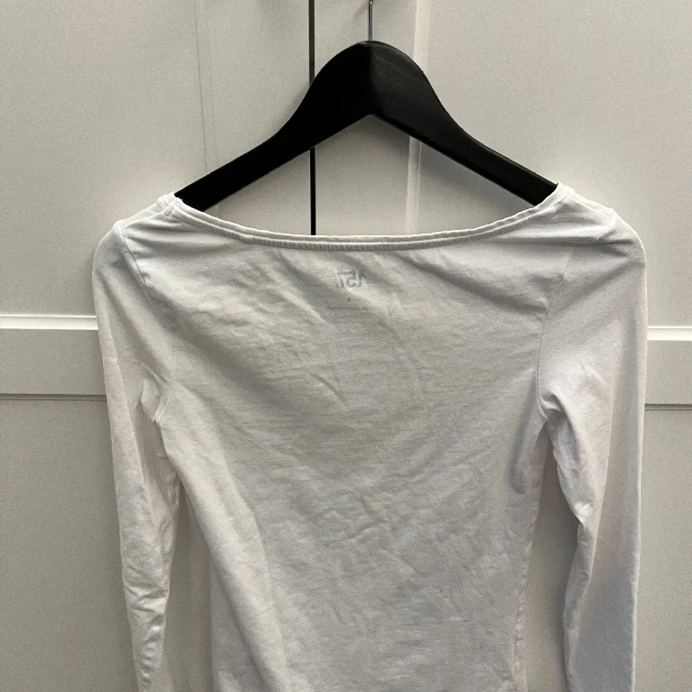 Säljer min vita långärmade tröja som är perfekt för en basic outfit med ett par blåa jeans. Pris kan diskuteras💗. Tröjor & Koftor.
