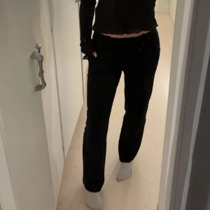Kostymbyxor  - Säljer dessa kostymbyxor från VeroModa. Dem är mid waist men väldigt stretchiga så de funkar jätte bra att dra ner dem lite i midjan ifall man vill ha dem mer low. Säljer då dem är för korta för mig. Ny pris är 400 säljer för 150!💘