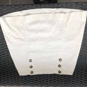 Kjol -  Säljer min vita kjol då den inte kommer till användning längre. Midjemåttet är ca 73 cm. Den är använd men i bra skick. Skriv vid intresse av fler bilder. Nypris 650 